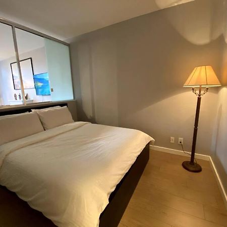 Entire Condo In Heart Of Downtown Vancouver Extérieur photo