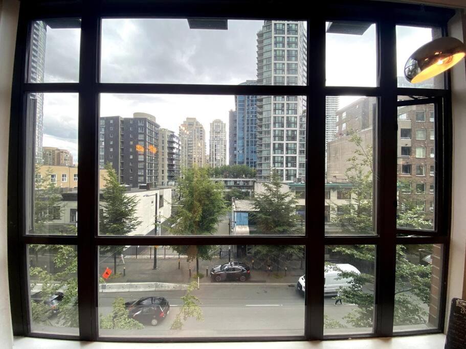 Entire Condo In Heart Of Downtown Vancouver Extérieur photo