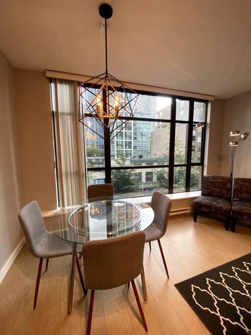 Entire Condo In Heart Of Downtown Vancouver Extérieur photo