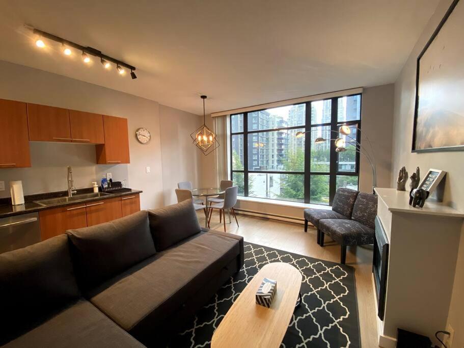 Entire Condo In Heart Of Downtown Vancouver Extérieur photo